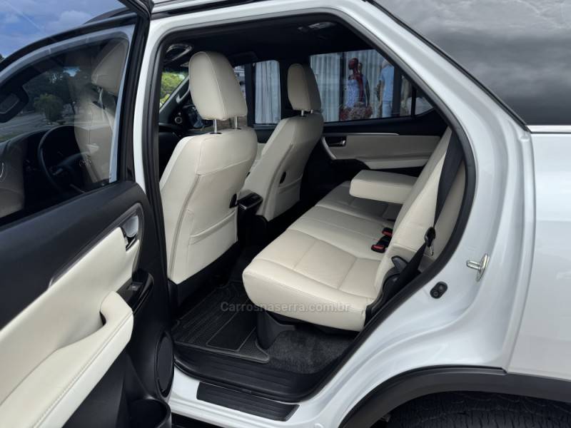 TOYOTA - HILUX SW4 - 2023/2024 - Branca - R$ 388.000,00