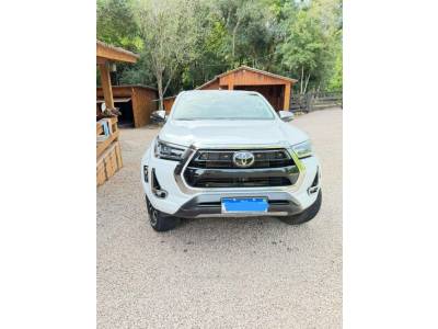 TOYOTA - HILUX - 2024/2024 - Branca - R$ 295.900,00