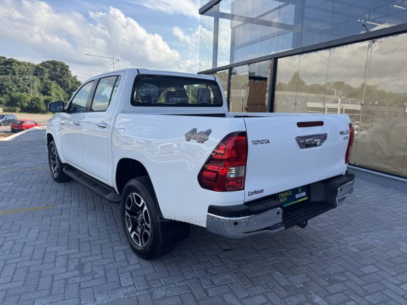 TOYOTA - HILUX - 2024/2024 - Branca - R$ 265.900,00