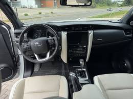 TOYOTA - HILUX SW4 - 2023/2024 - Branca - R$ 388.000,00