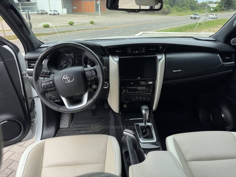 TOYOTA - HILUX SW4 - 2023/2024 - Branca - R$ 388.000,00