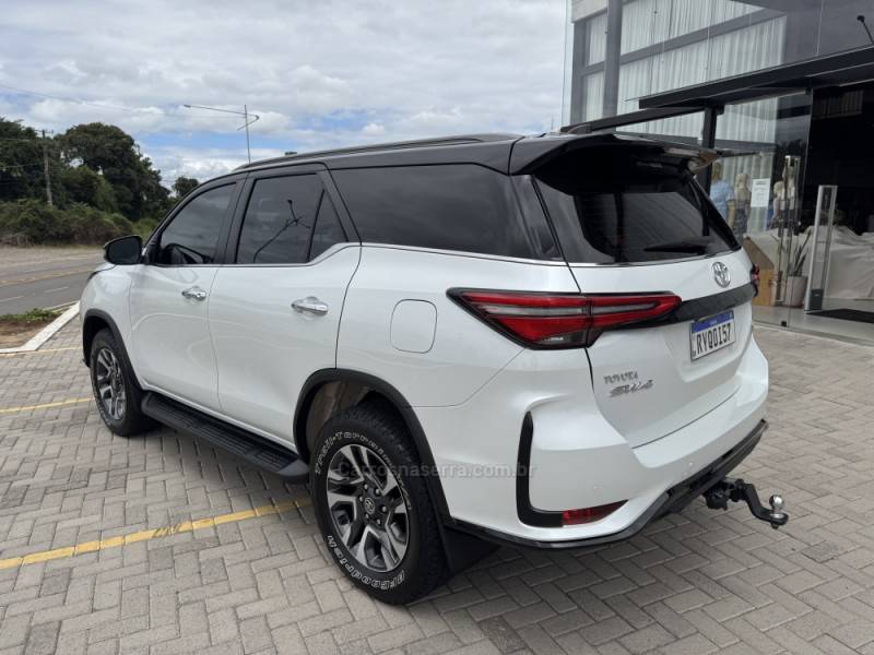 TOYOTA - HILUX SW4 - 2023/2024 - Branca - R$ 388.000,00