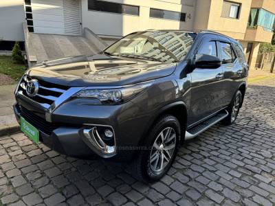 TOYOTA - HILUX SW4 - 2019/2020 - Cinza - R$ 254.900,00