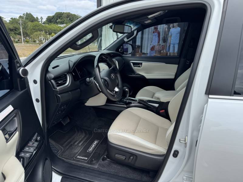 TOYOTA - HILUX SW4 - 2023/2024 - Branca - R$ 388.000,00