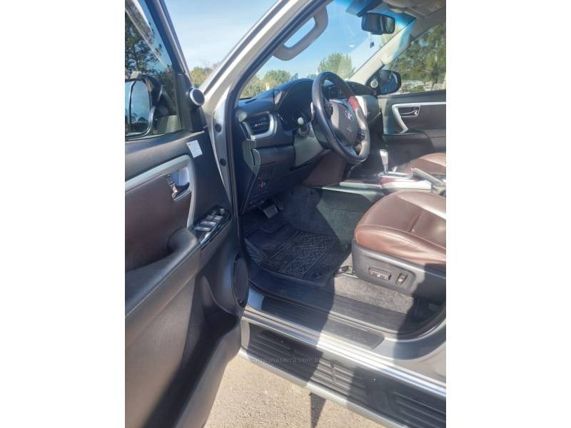 TOYOTA - HILUX SW4 - 2020/2020 - Prata - R$ 255.000,00