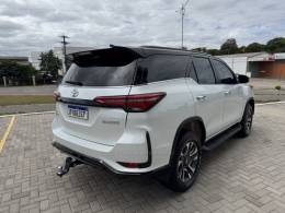 TOYOTA - HILUX SW4 - 2023/2024 - Branca - R$ 388.000,00