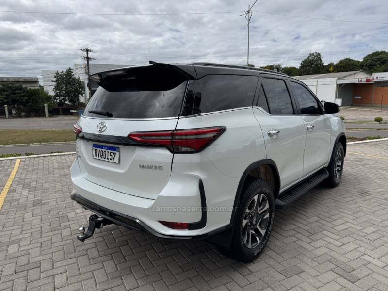 TOYOTA - HILUX SW4 - 2023/2024 - Branca - R$ 388.000,00