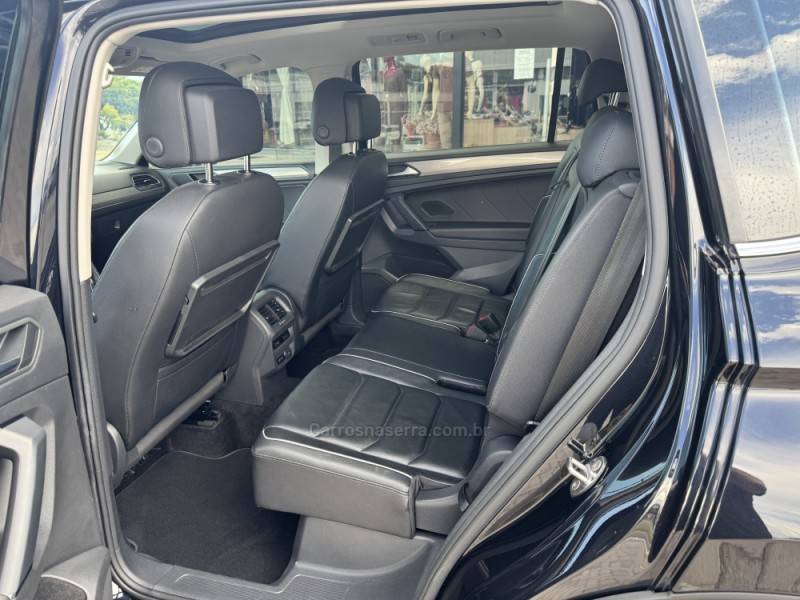VOLKSWAGEN - TIGUAN - 2019/2019 - Preta - R$ 120.000,00