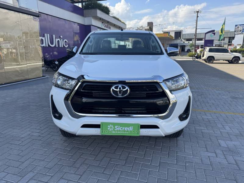 TOYOTA - HILUX - 2024/2024 - Branca - R$ 265.900,00