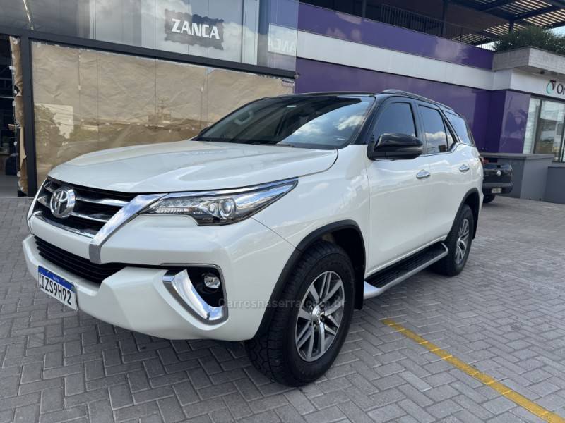 TOYOTA - HILUX SW4 - 2019/2020 - Branca - R$ 249.000,00