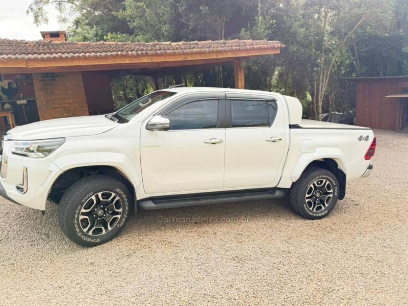 TOYOTA - HILUX - 2024/2024 - Branca - R$ 295.900,00