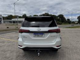 TOYOTA - HILUX SW4 - 2023/2024 - Branca - R$ 388.000,00