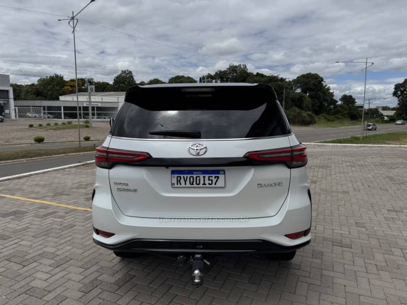 TOYOTA - HILUX SW4 - 2023/2024 - Branca - R$ 388.000,00