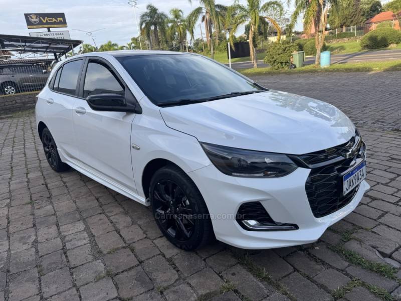 CHEVROLET - ONIX - 2020/2021 - Branca - R$ 79.900,00